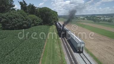 用老式蒸汽火车俯瞰农田和乡村